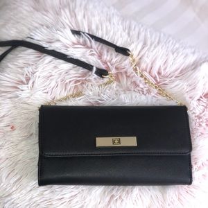Women shoulder purse with charging bank